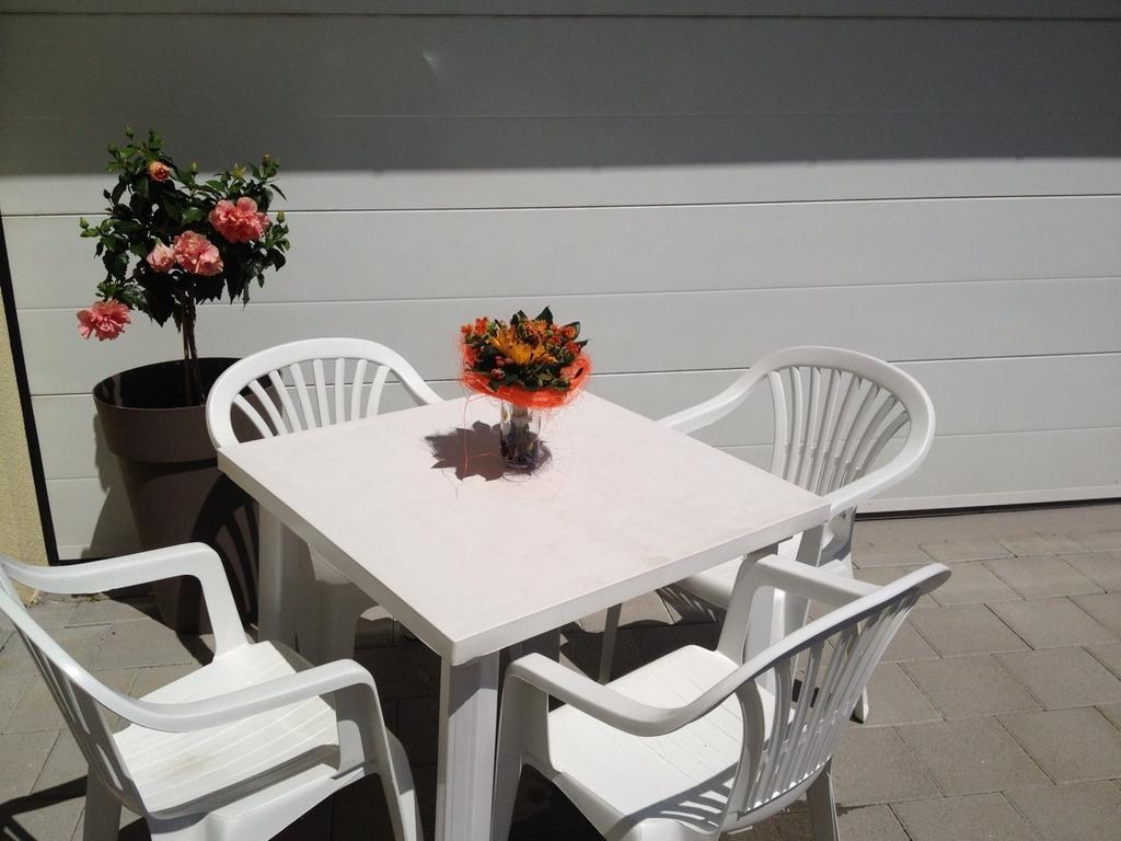 Studio 1 1/2 Contone Room photo